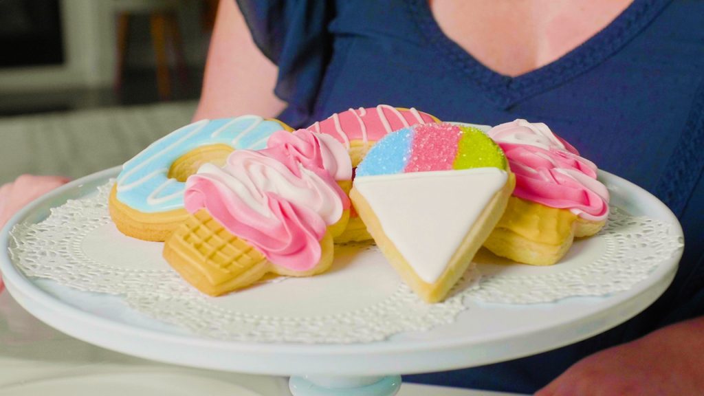 Menciptakan seni yang dapat dimakan dengan dekorasi icing gula kerajaan
