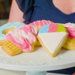 Menciptakan seni yang dapat dimakan dengan dekorasi icing gula kerajaan